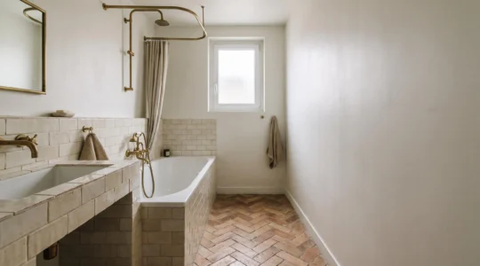Salle de bain compacte à la française avec baignoire encastrée sur mesure optimisant chaque mètre carré