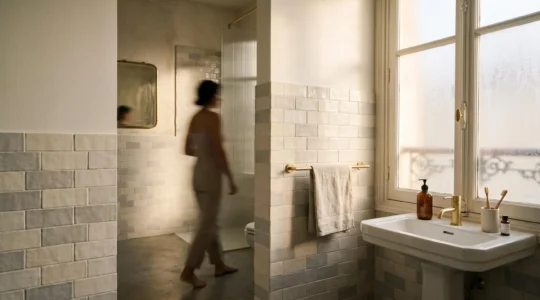 Salle de bain moderne et epuree en France au petit matin illustrant une routine optimisee grace a des accessoires bien positionnes