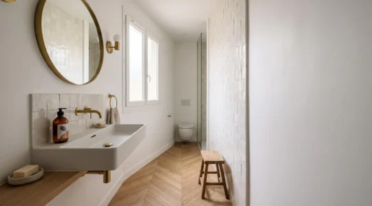 Salle de bain compacte et lumineuse avec un lavabo suspendu design créant une illusion d'espace