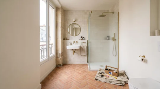 Salle de bain de 8 m2 entierement renovee avec des finitions soignees et un budget maitrise dans un appartement francais